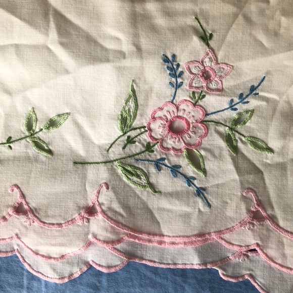 Two embroidered pillow cases - Picture 3 of 3